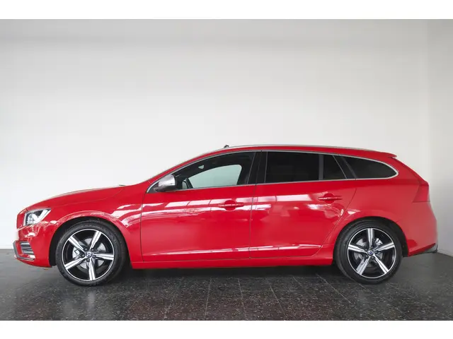 Volvo V60 2.0 T4 R-Design 2018 Benzine 34