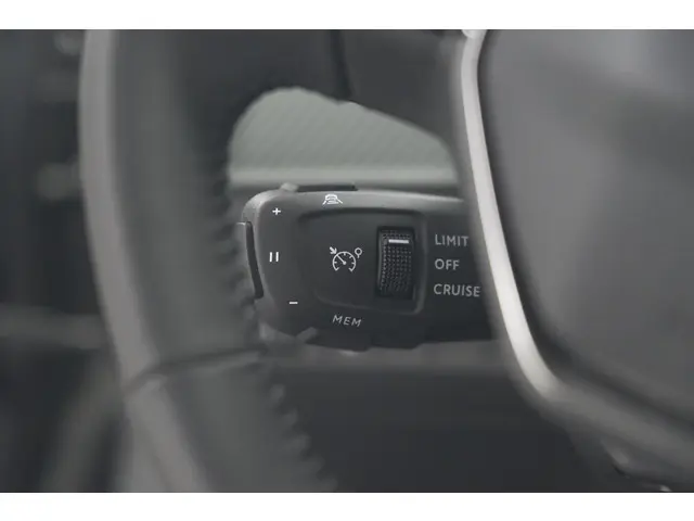 Peugeot 208 Hybrid 100 e-DCS6 Allure 2024 Benzine 40