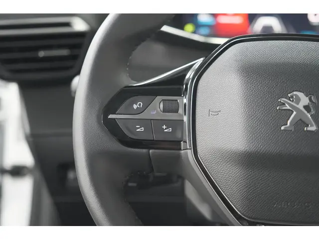 Peugeot 208 PureTech 100 Allure Pack 2023 Benzine 29
