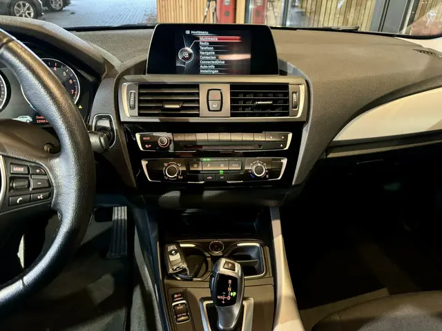 BMW 1 Serie 118i Bruin Metallic, automaat 2015 Benzine 15