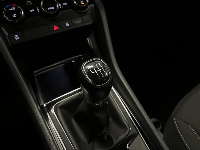 Škoda Karoq 1.0 TSI Style 2020 Benzine 32