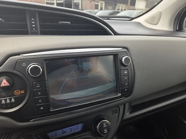 Toyota Yaris 1.5 Hybrid Dynamic 2015 Hybride Benzine 17