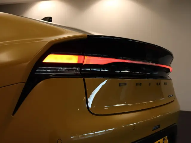 Toyota Prius 2.0 Plug-in Executive 2024 Hybride Benzine 16