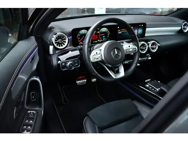 Mercedes-Benz A-Klasse 250 e AMG 2021 Hybride Benzine 37