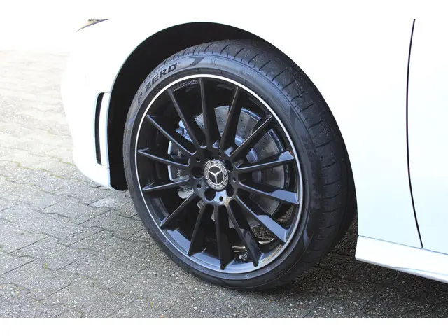 Mercedes-Benz A-Klasse 250 e AMG 2020 Hybride Benzine 19