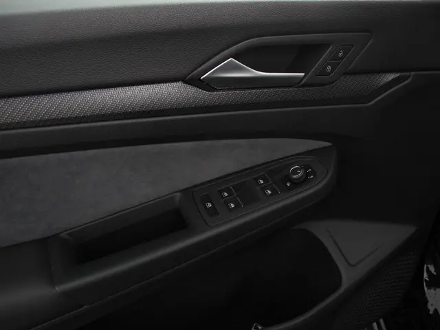 Volkswagen Golf 1.5 eTSI 150pk DSG R-Line 2024 Benzine 12