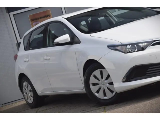 Toyota Auris 1.3 Comfort + TREKHAAK 2016 Benzine 2