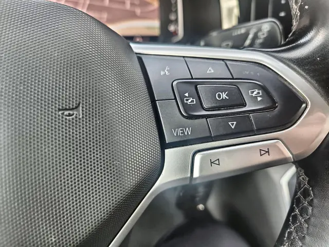 Volkswagen Transporter 2.0 TDI L2H1 28 2021 Diesel 23