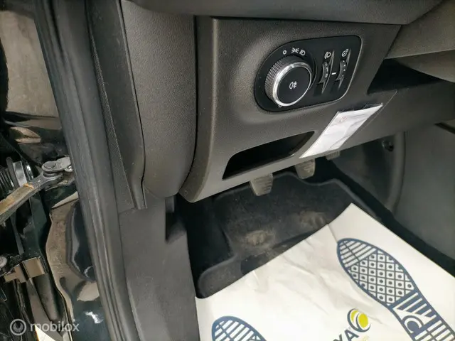 Opel Corsa 1.4 airco 5 deuren apk 2015 Benzine 9
