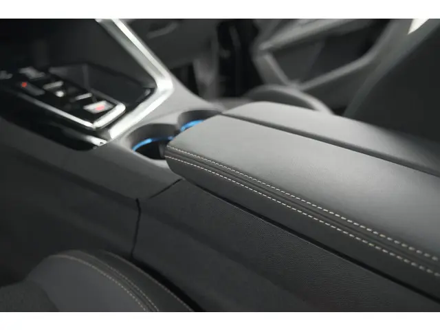 Peugeot 3008 1.2 Hybrid 136 GT 2024 Hybride Benzine 47