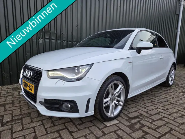 Audi A1 1.2 TFSI 2X S line NL AUTO 2013 Benzine