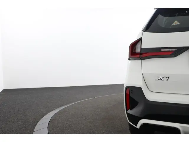 BMW X1 sDrive18i 2023 Benzine 34