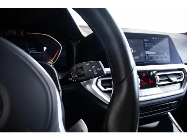 BMW 3 Serie Touring 330i Executive Edition 2020 Benzine 30