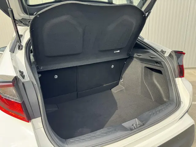 Toyota C-HR 1.8 Hybrid Dynamic 2023 Hybride Benzine 16