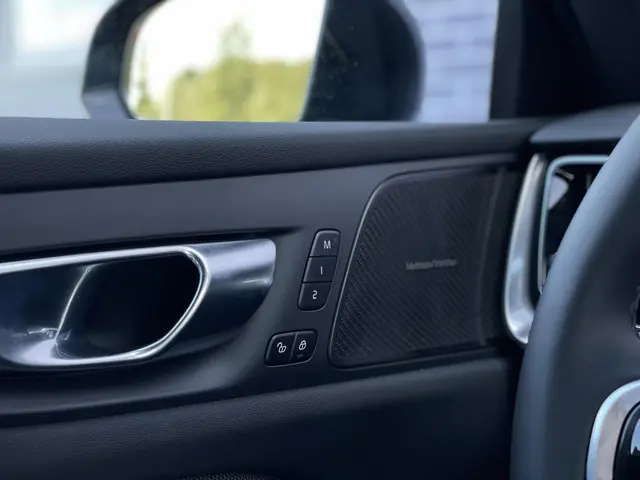 Volvo S60 2.0 B4 Plus Dark 2023 Benzine 35