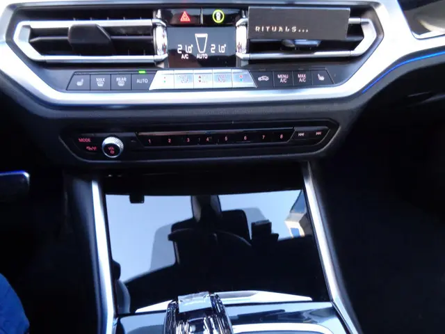 BMW 3 Serie 330i High Executive 2020 Benzine 17