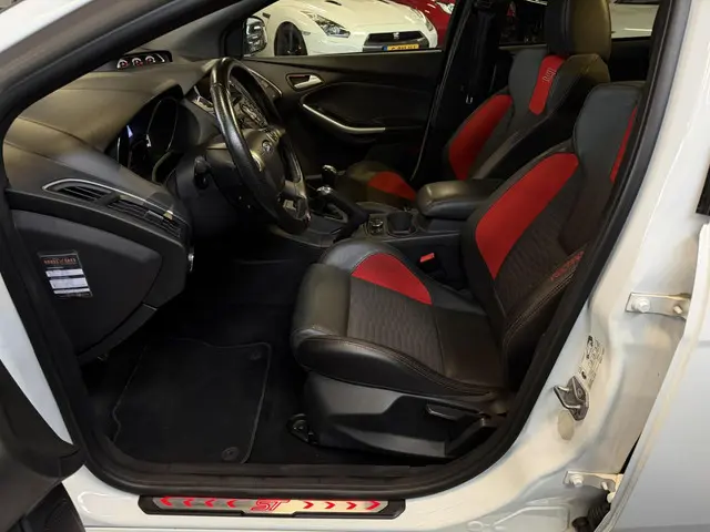 Ford Focus Wagon 2.0 EcoBoost ST-3 2013 Benzine 13