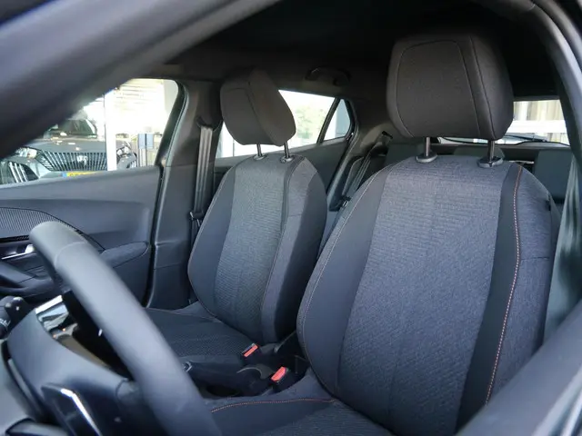 Peugeot 2008 1.2 Hybrid 145PK Style 2025 Hybride Benzine 10