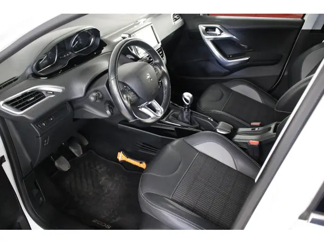 Peugeot 2008 1.2 PureTech Allure 130 PK. 2018 Benzine 13