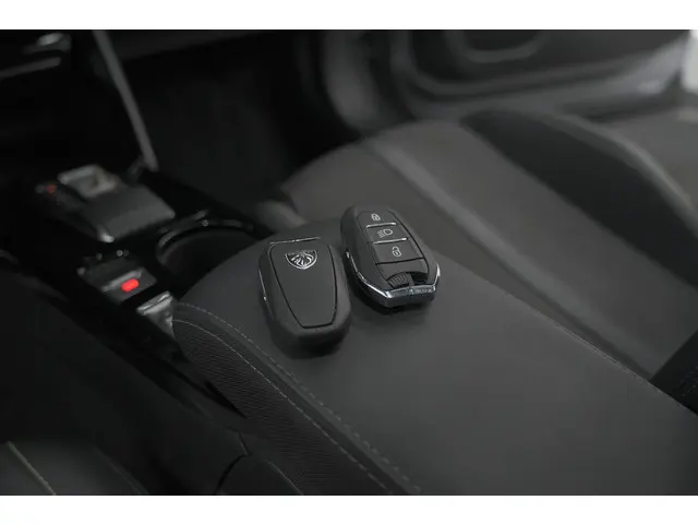 Peugeot 2008 Hybrid 136 e-DSC6 GT 2024 Hybride Benzine 13