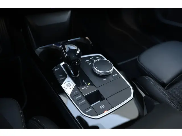 BMW 1 Serie 118i Executive Sportline Aut. 2021 Benzine 29