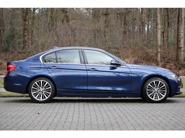 BMW 3 Serie 318i Luxury Edition 2019 Benzine 8