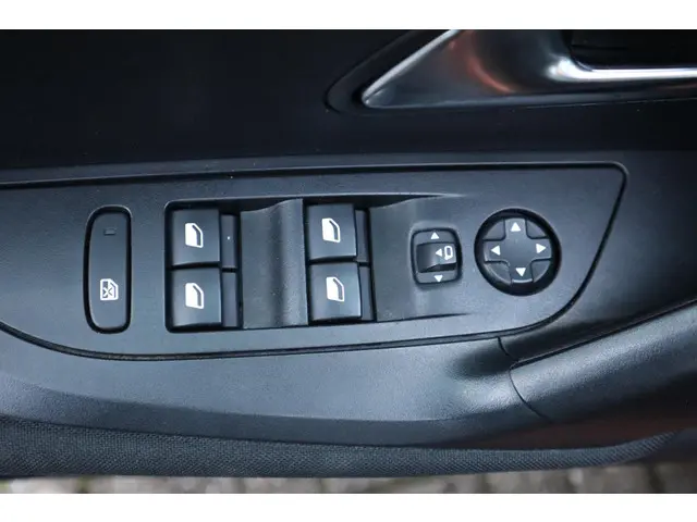 Peugeot 2008 1.2 PURETECH ALLURE PACK 2022 Benzine 25