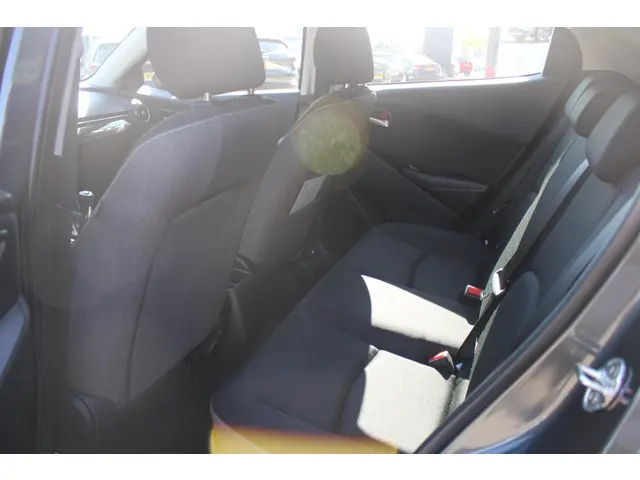 Mazda 2 1.5 e-SkyActiv-G 90 Centre-Line 2023 Benzine 15