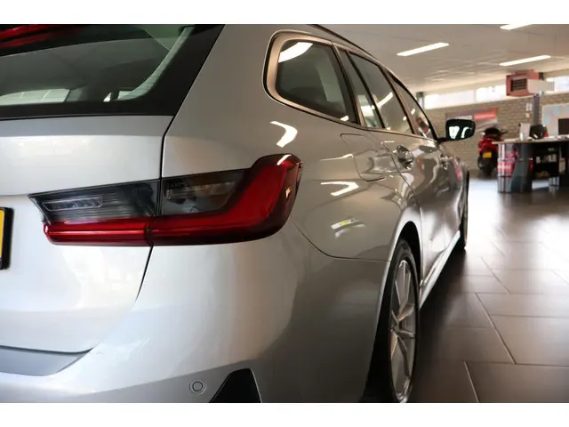 BMW 3 Serie Touring 318i Executive Edition 2021 Benzine 11
