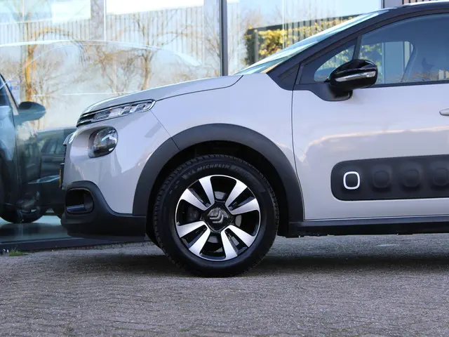 Citroën C3 1.2 PureTech Shine 2017 Benzine 12