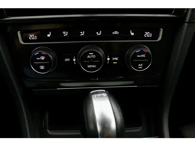 Volkswagen Golf 1.0 TSI Highline zwart 2017 Benzine 26