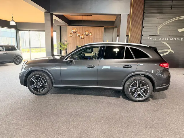 Mercedes-Benz GLC 200 4MATIC AMG Line 2024 Benzine 4