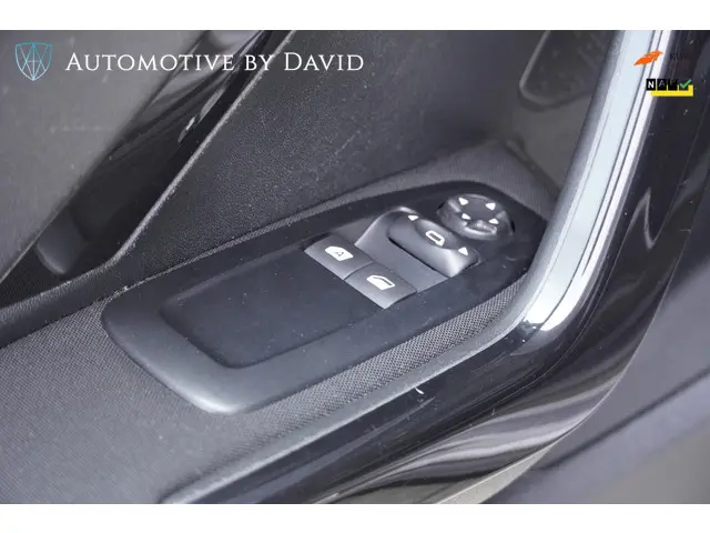 Peugeot 2008 1.2 VTi 82 pk ACTIVE 2014 Benzine 30