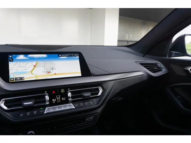 BMW 1 Serie 5-deurs 2023 Benzine 18