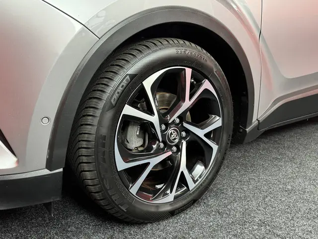 Toyota C-HR 1.8 Hybrid Bi-Tone 2018 Hybride Benzine 24