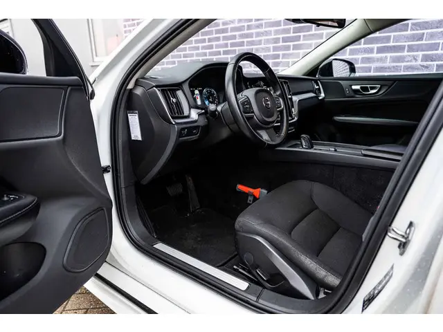 Volvo V60 2.0 B3 Momentum Advantage 2021 Benzine 17