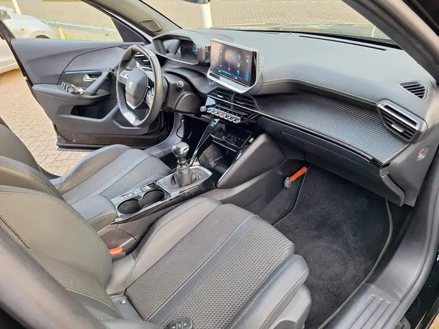 Peugeot 2008 1.2 PureTech GT 130pk TREKHAAK 2021 Benzine 21