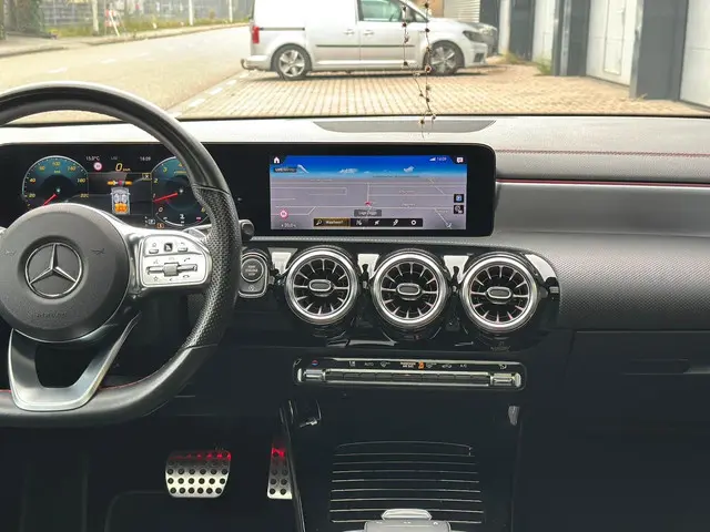 Mercedes-Benz CLA 250 4MATIC Premium Plus 2022 Benzine 41