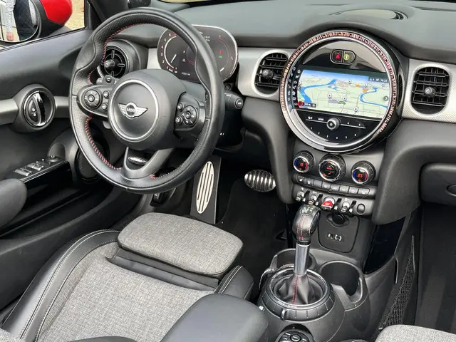 MINI Cooper Cabrio 2.0 John Works Chili 2017 Benzine 86