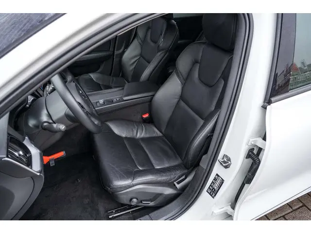 Volvo V60 2.0 B3 Momentum Advantage 2020 Benzine 17