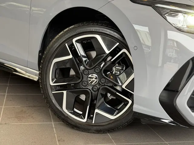 Volkswagen Golf 1.5 R line 2024 Hybride Benzine 8