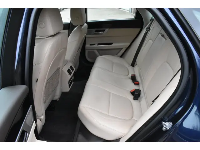 Jaguar XF 2.0 Portfolio 2016 Benzine 12