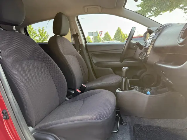 Mitsubishi Space Star 1.0 Intense 2013 Benzine 8