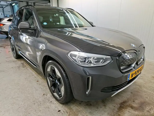 BMW iX3 2