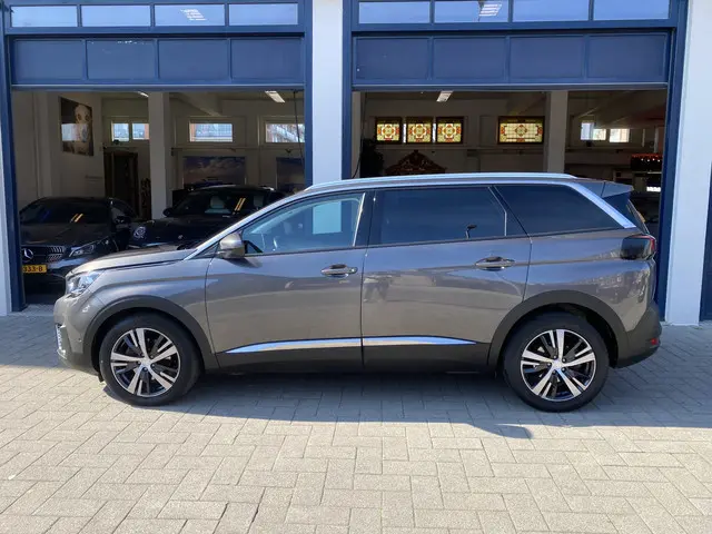 Peugeot 5008 1.2 PureTech Allure 2018 Benzine 2