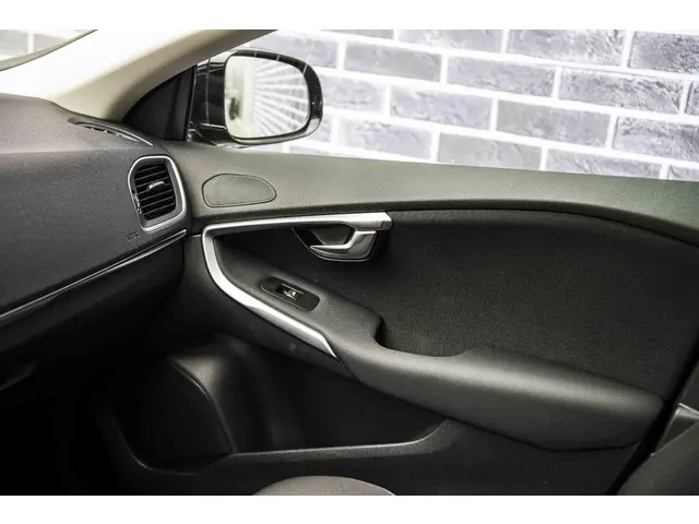 Volvo V40 1.6 T2 Momentum 2014 Benzine 28