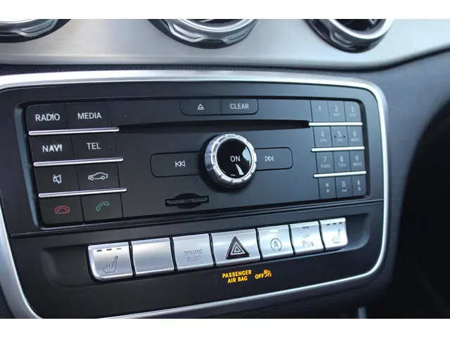 Mercedes-Benz GLA 180 Business 2018 Benzine 30