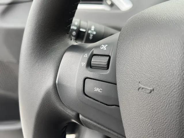 Peugeot 2008 PureTech 110 EAT6 Signature 2019 Benzine 18