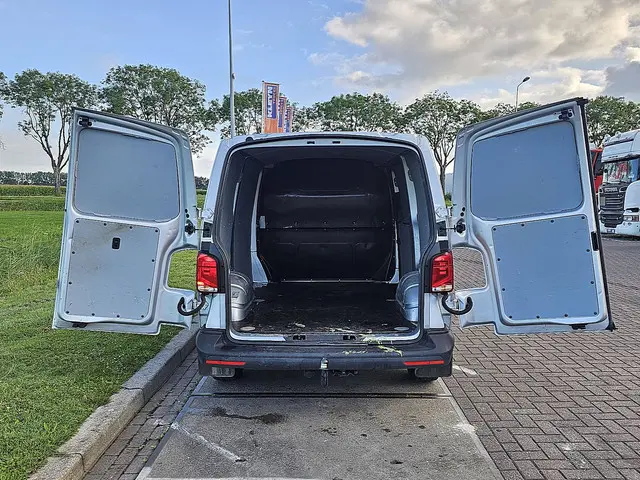 Volkswagen Transporter 2.0 TDI 2023 Diesel 12