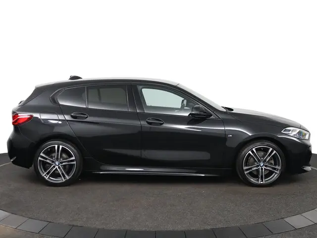 BMW 1 Serie 118i Executive Edition 2021 Benzine 11
